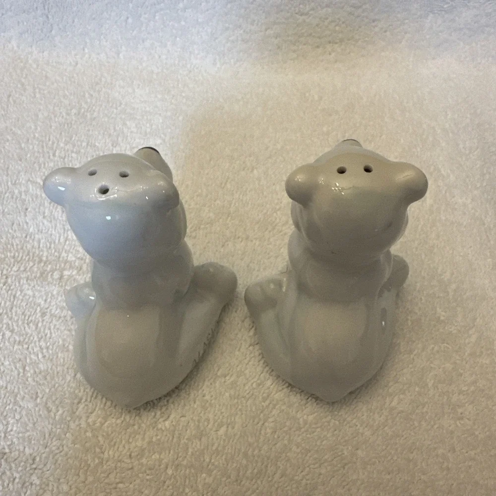 White Ceramic Alaska Polar Bear Salt & Pepper Shakers‎ 3 x 2.5